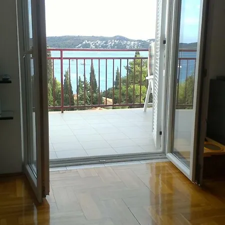 Lambrisa Apartment *