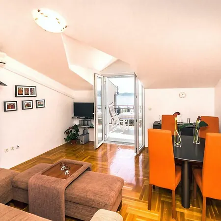 Lambrisa Apartment Trogir