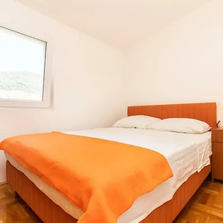Apartment Lambrisa *