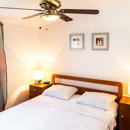 Apartament Lambrisa *
